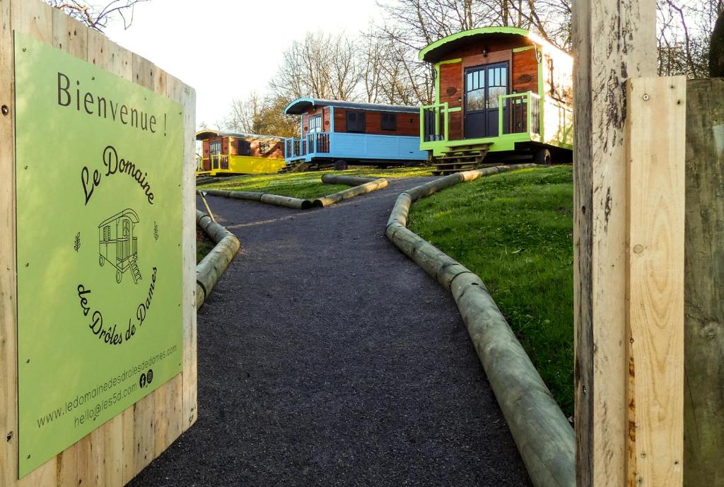 ein Schild für einen Park mit Bahnhof in der Unterkunft le domaine des drôles de dames in Buding