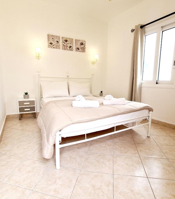 Postel nebo postele na pokoji v ubytování Avra Rooms