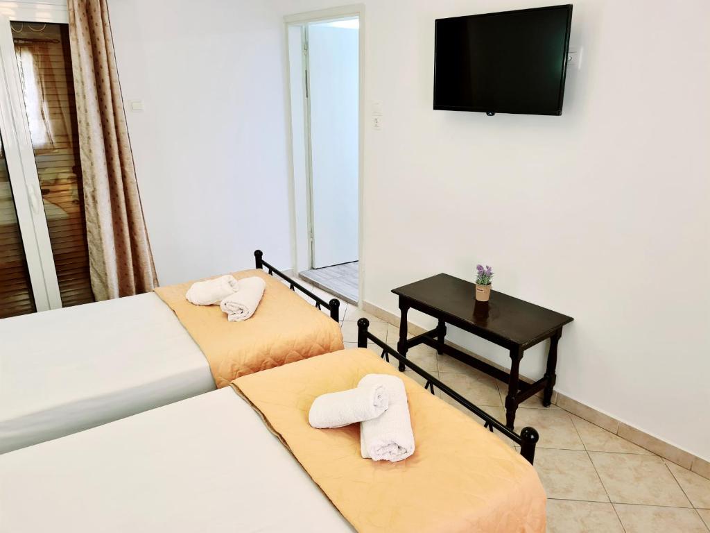 TV a/nebo společenská místnost v ubytování Avra Rooms