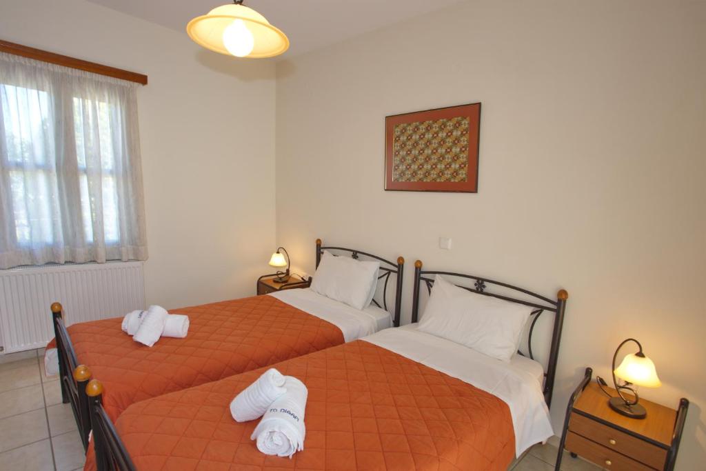 two beds sitting next to each other in a bedroom at To Pithari in Skiros