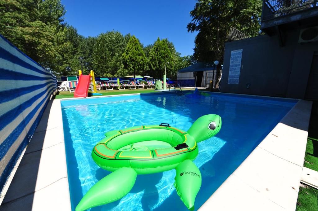 una piscina con una tortuga inflable en el agua en Hotel Nascente, en Riccione