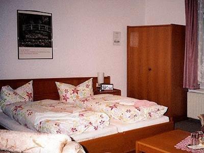 1 dormitorio con 2 camas y mesa en Haus am Pfaffenteich, en Schwerin
