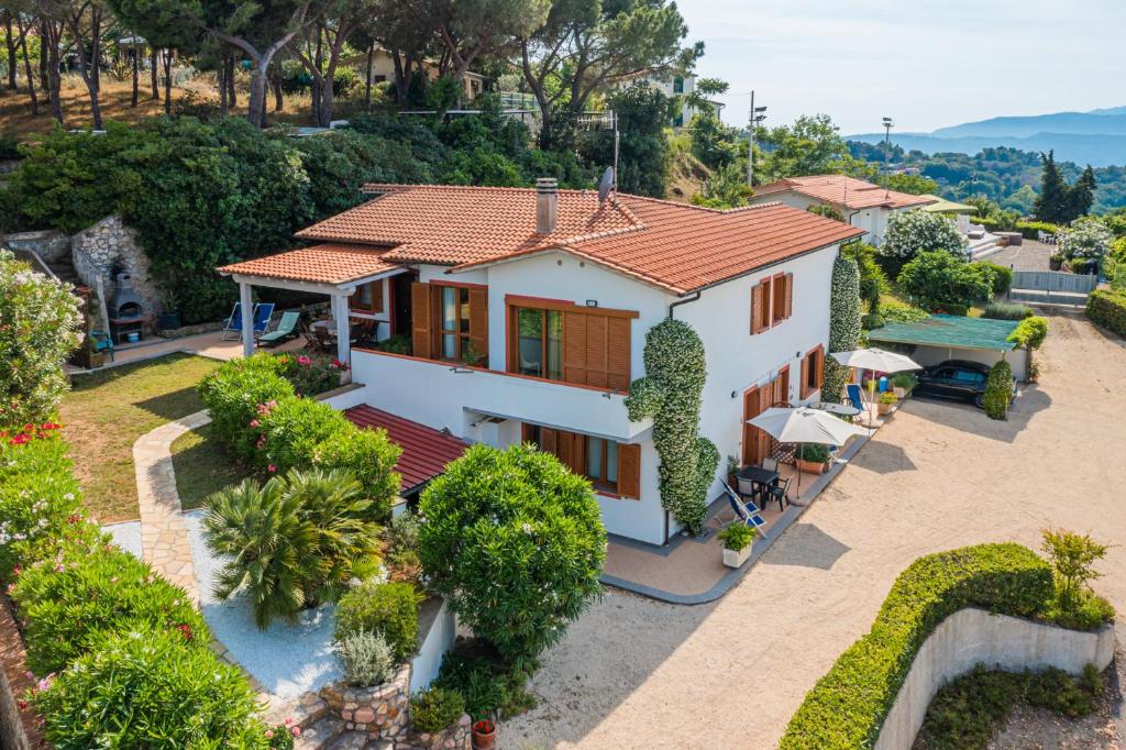 uma vista aérea de uma casa em Appartamento villa da 4 fino a 5 persone giardino em Capoliveri