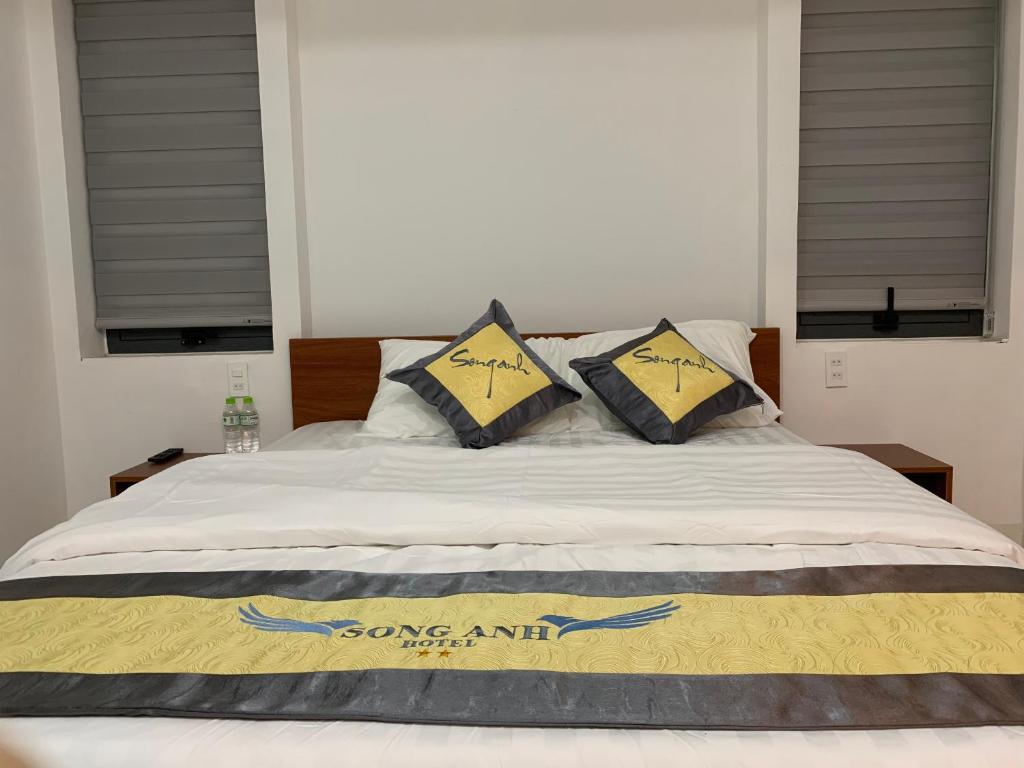 uma cama com duas almofadas em cima em Song Anh Hotel em Buon Ma Thuot