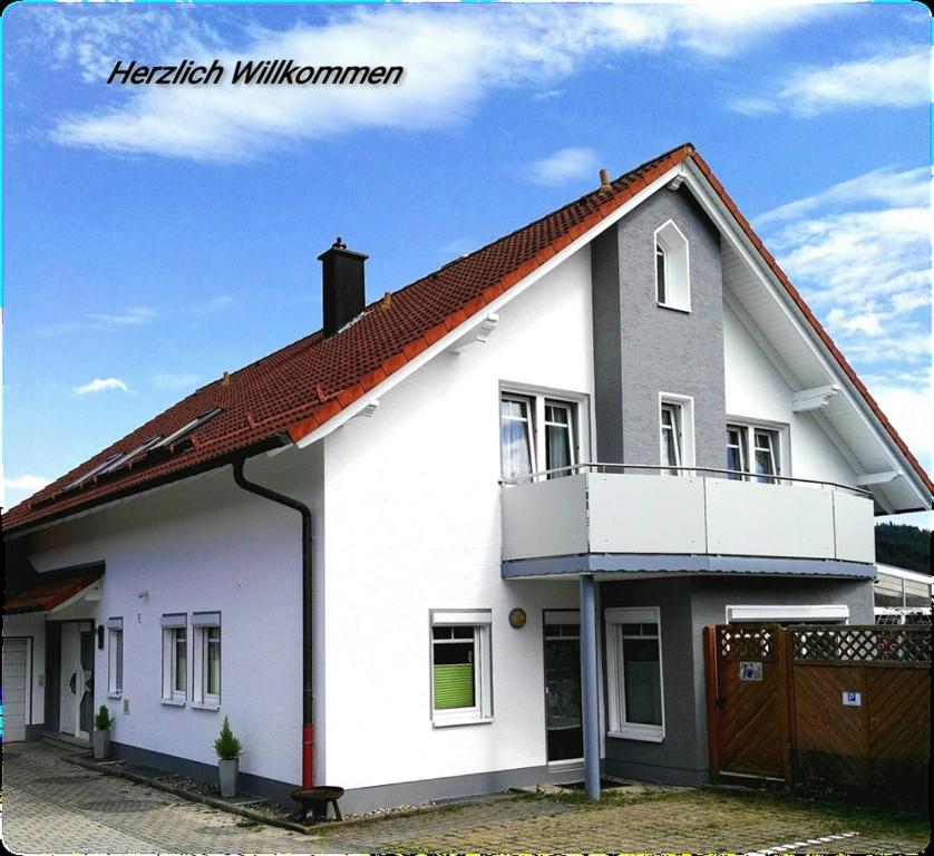 Casa blanca con techo rojo en Ferienwohnungen Hochgrebe, en Kleinern