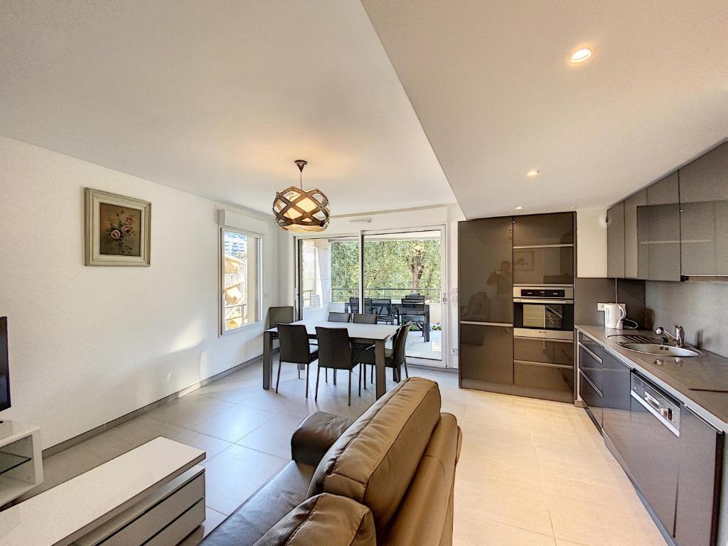 une cuisine et un salon avec un canapé et une table dans l'établissement Montfleurie TEI142 3P, à Cannes