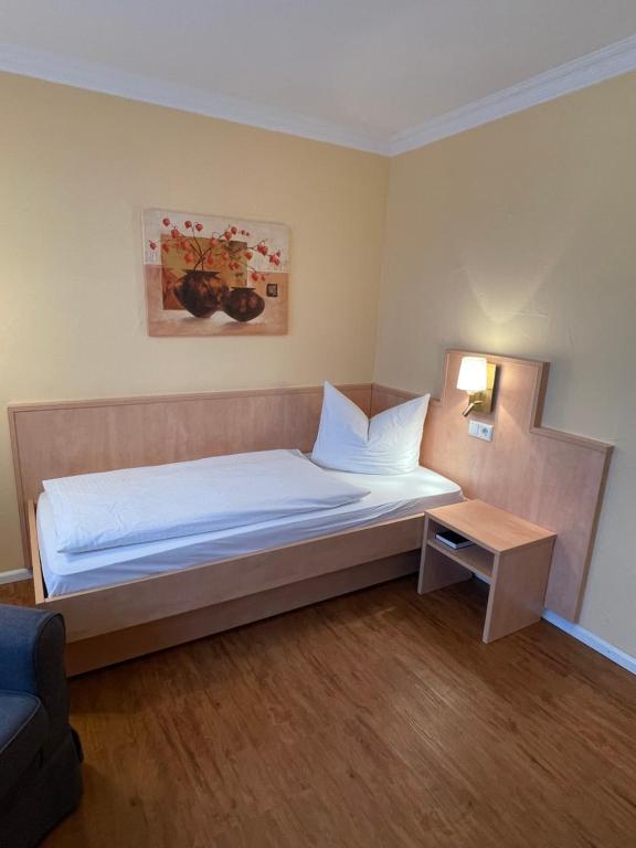 Postel nebo postele na pokoji v ubytování zum Schwanen Garni
