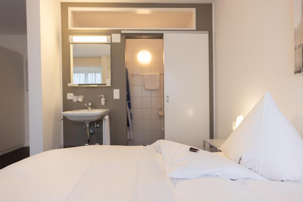 Postel nebo postele na pokoji v ubytování Hotel Bären Niederscherli