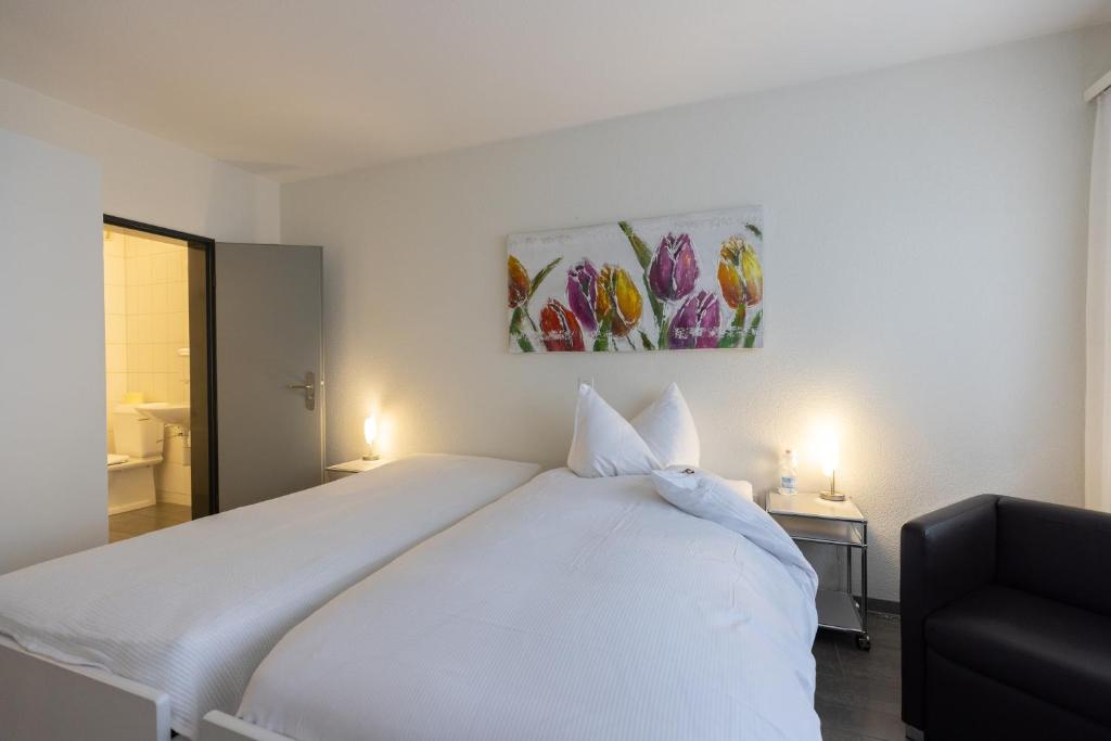 Postel nebo postele na pokoji v ubytování Hotel Bären Niederscherli
