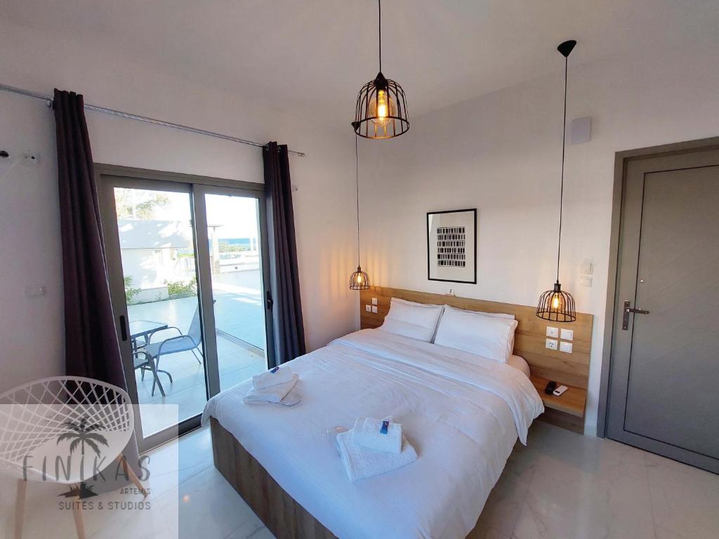 FINIKAS Suites & Apartments 10min from Athens Airport - Tweepersoonskamer Met Patio