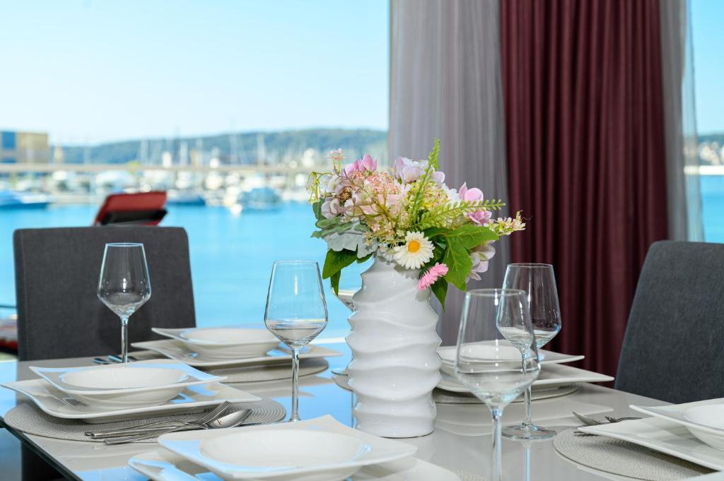 Fotografia z galérie ubytovania Luxury 90 m2 apt w balcony & spectacular sea view v Trogiri