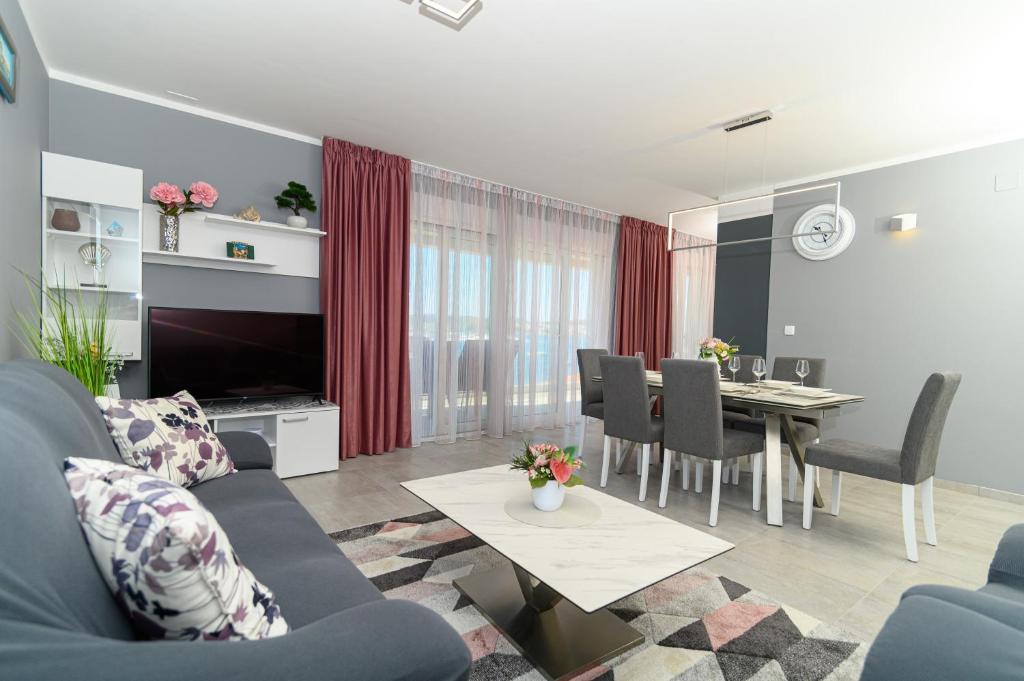 Fotografia z galérie ubytovania Luxury 90 m2 apt w balcony & spectacular sea view v Trogiri