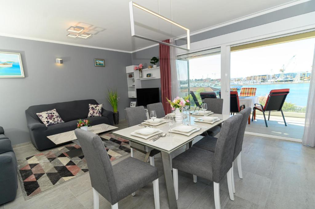 Fotografia z galérie ubytovania Luxury 90 m2 apt w balcony & spectacular sea view v Trogiri