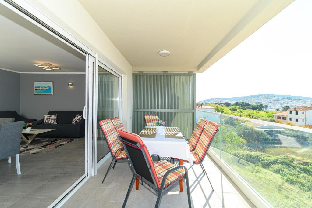 Fotografia z galérie ubytovania Luxury 90 m2 apt w balcony & spectacular sea view v Trogiri