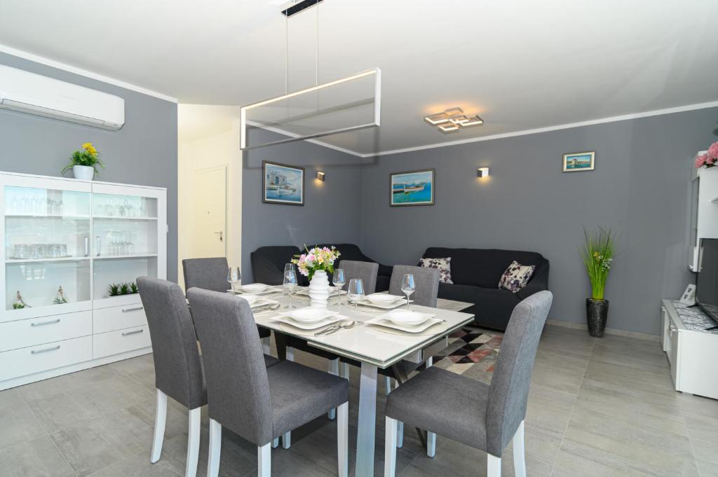 Fotografia z galérie ubytovania Luxury 90 m2 apt w balcony & spectacular sea view v Trogiri