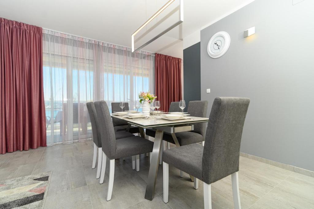 Fotografia z galérie ubytovania Luxury 90 m2 apt w balcony & spectacular sea view v Trogiri