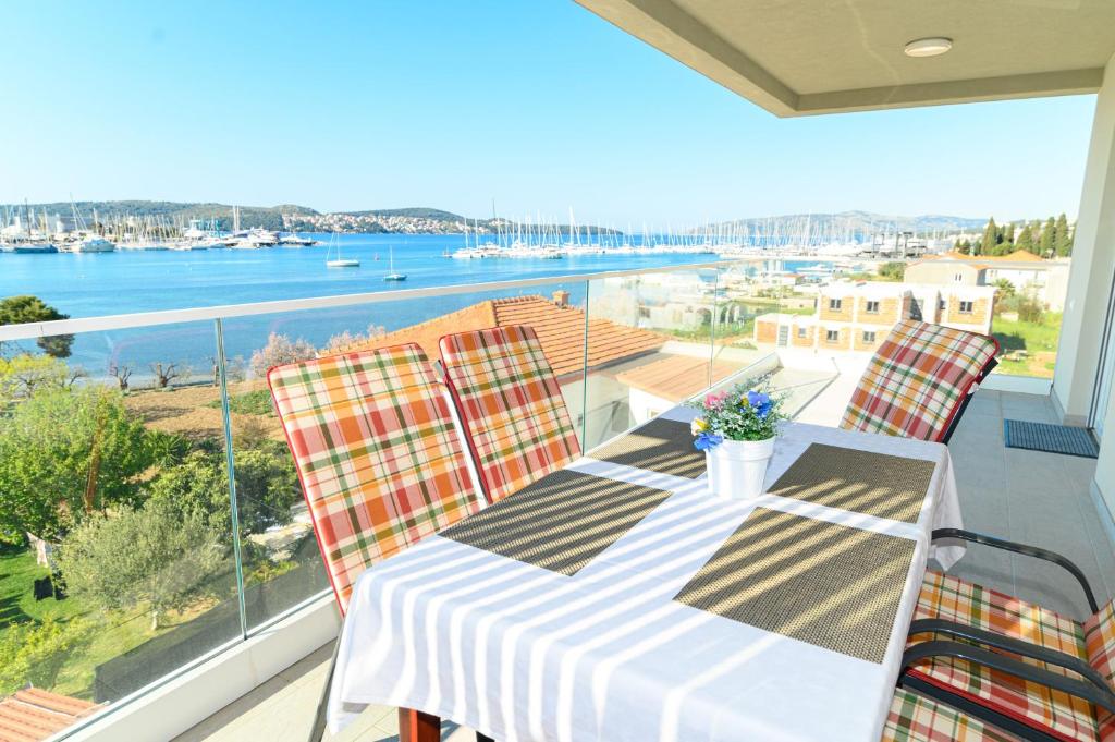 Fotografia z galérie ubytovania Luxury 90 m2 apt w balcony & spectacular sea view v Trogiri