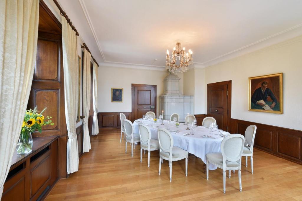 TV a/nebo společenská místnost v ubytování Hotel im Schlosspark