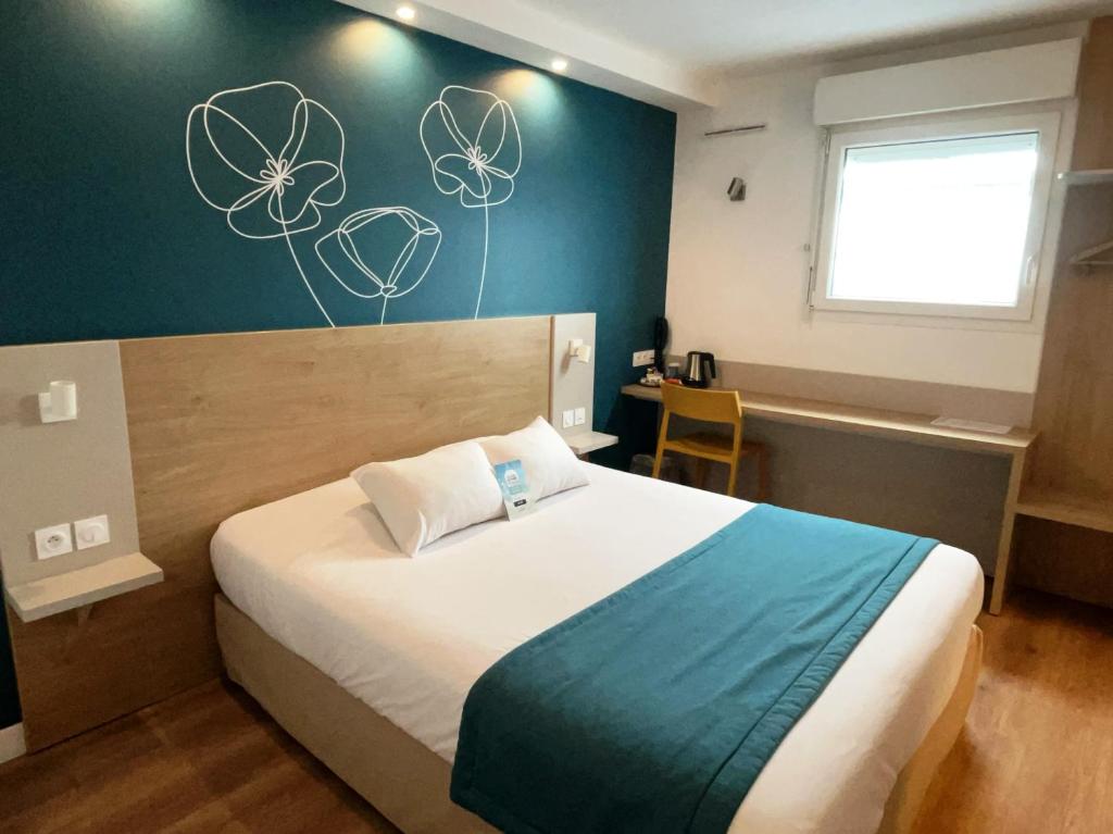 - une chambre avec un lit et un mur orné de dessins dans l'établissement Kyriad Montpellier Ouest St Jean de Védas - A709, à Saint-Jean-de-Védas