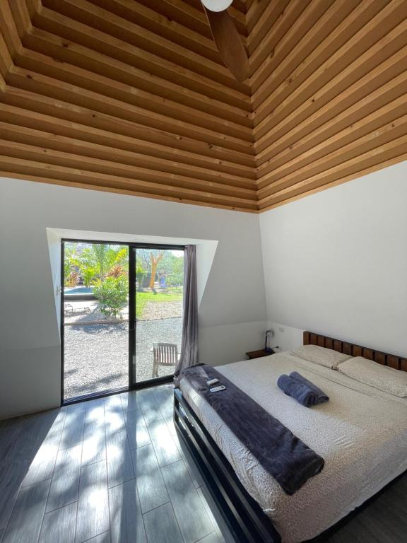 Postel nebo postele na pokoji v ubytování Pyramid Tamarindo Luxury Hotel