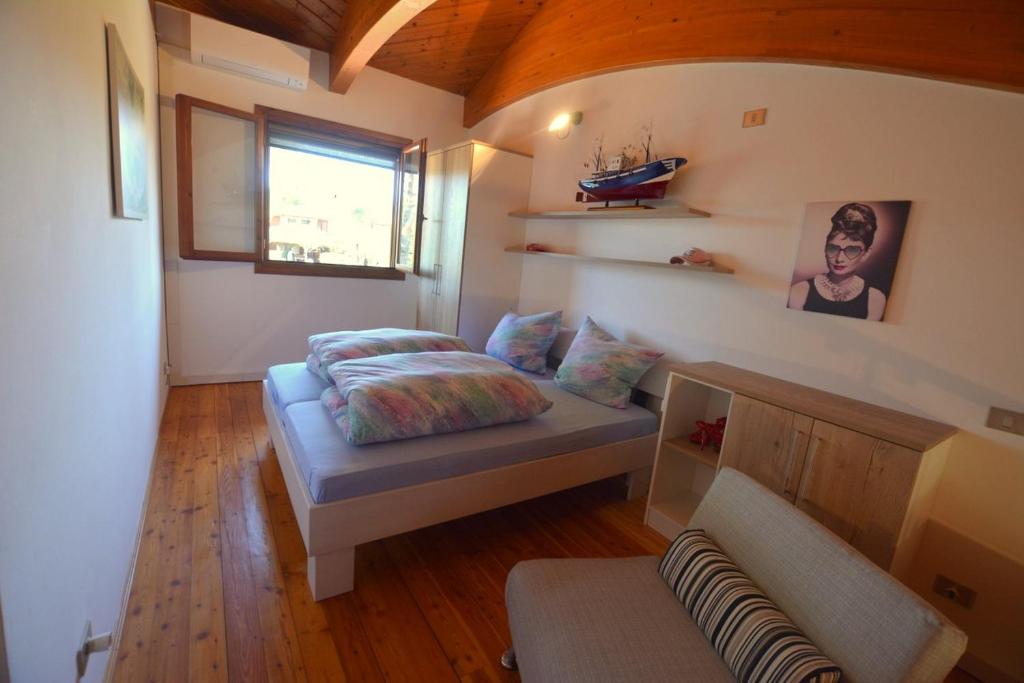 un soggiorno con letto e divano di Marina Punta Verde a Lignano Sabbiadoro