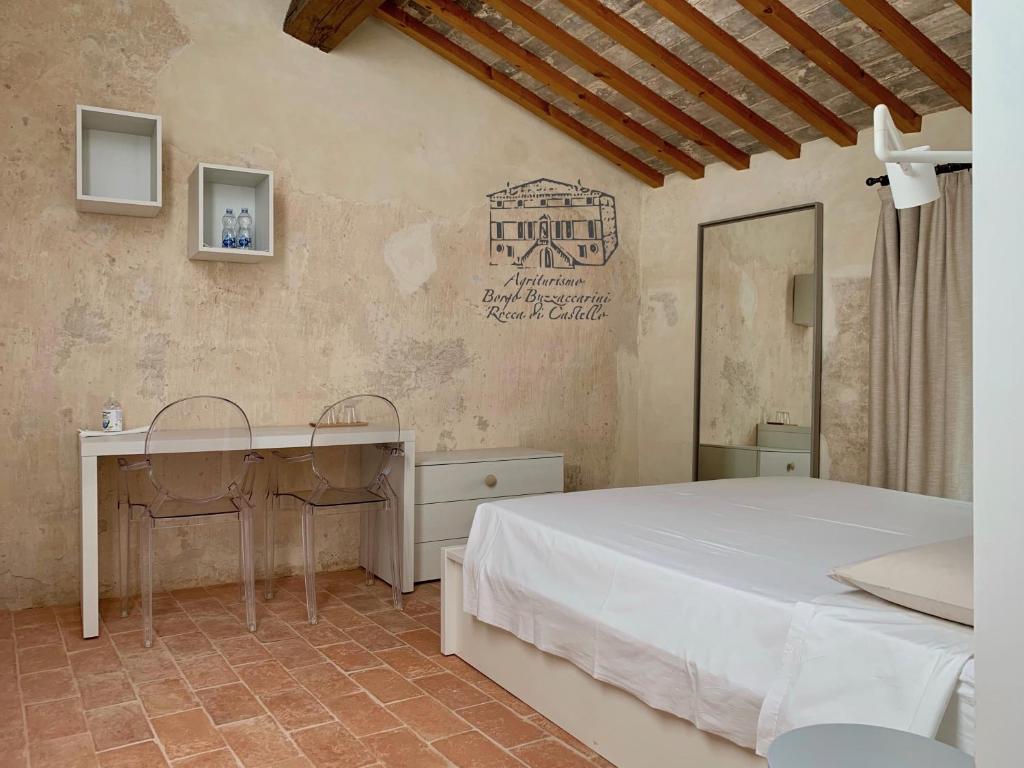Postel nebo postele na pokoji v ubytování Agriturismo Borgo Buzzaccarini Rocca di Castello