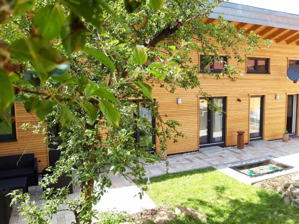 una casa in legno con un cortile di fronte di Gästehaus Andreas a Schönsee