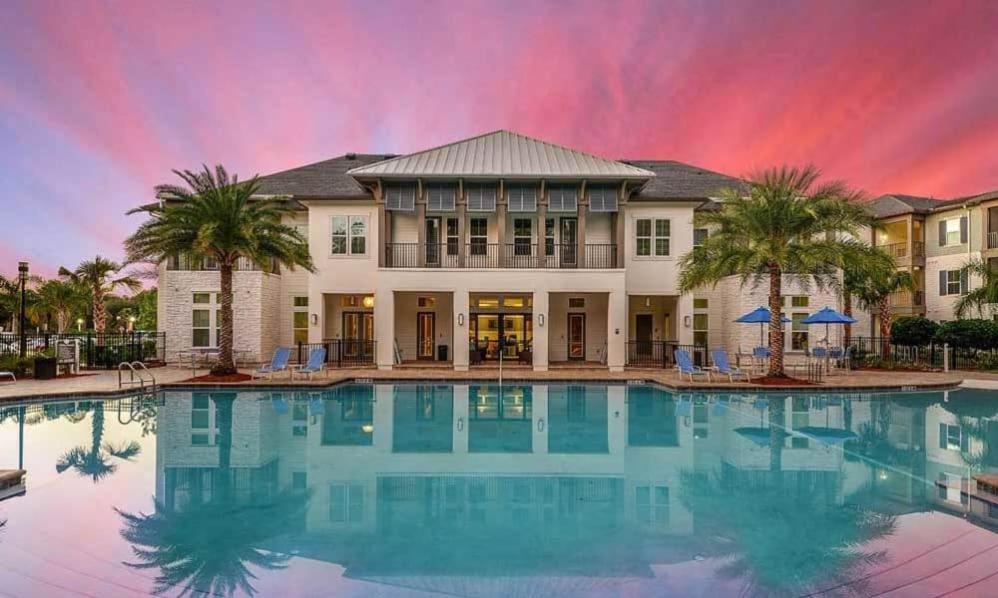 Luxury Living, Centrally Located, Resort Style Stay