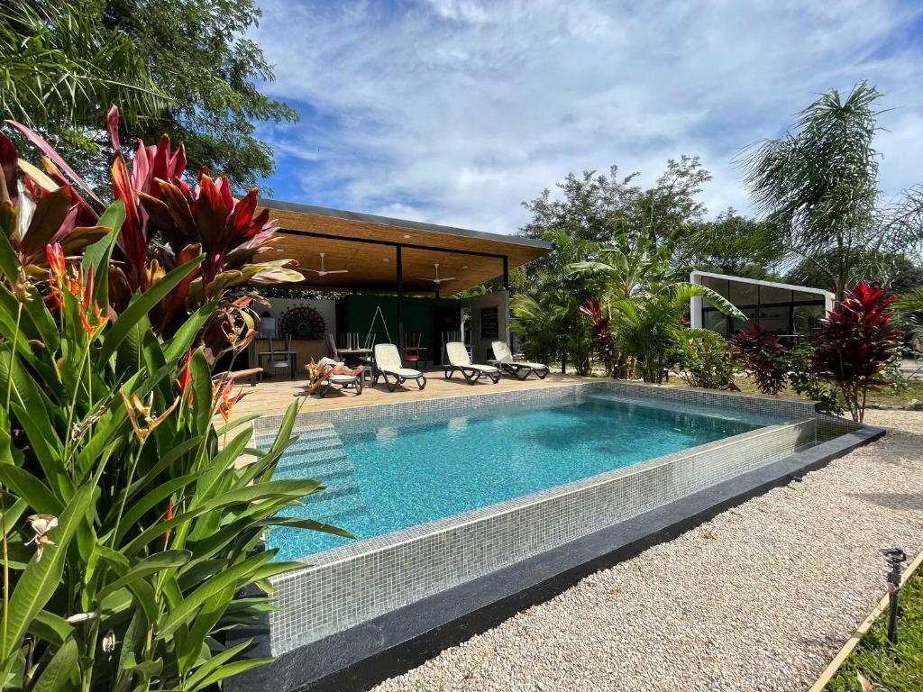 Bazén v ubytování Pyramid Tamarindo Luxury Hotel nebo v jeho okolí