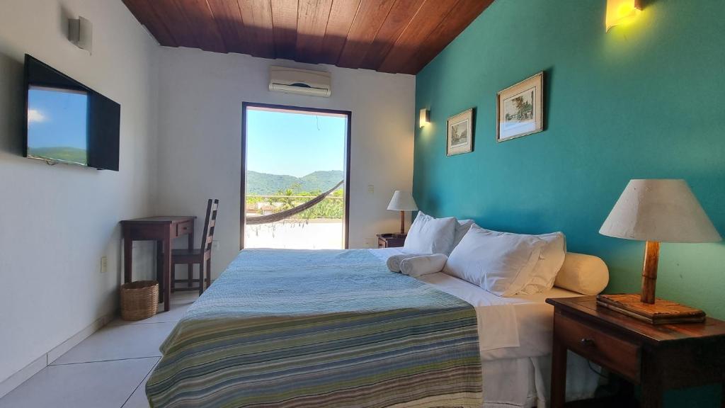 帕拉蒂的住宿－Pousada Solar D Alcina，一间卧室设有一张床和一个大窗户