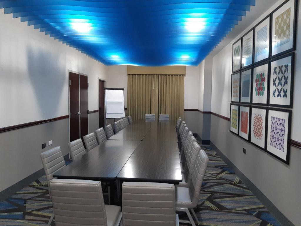 Konferenční prostory v ubytování Holiday Inn Express Trincity by IHG