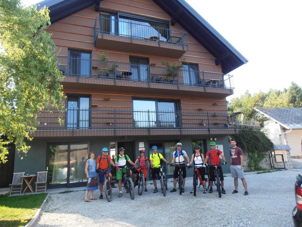 eine Gruppe von Personen, die vor einem Gebäude stehen in der Unterkunft Bed & Breakfast Base Camp in Križe