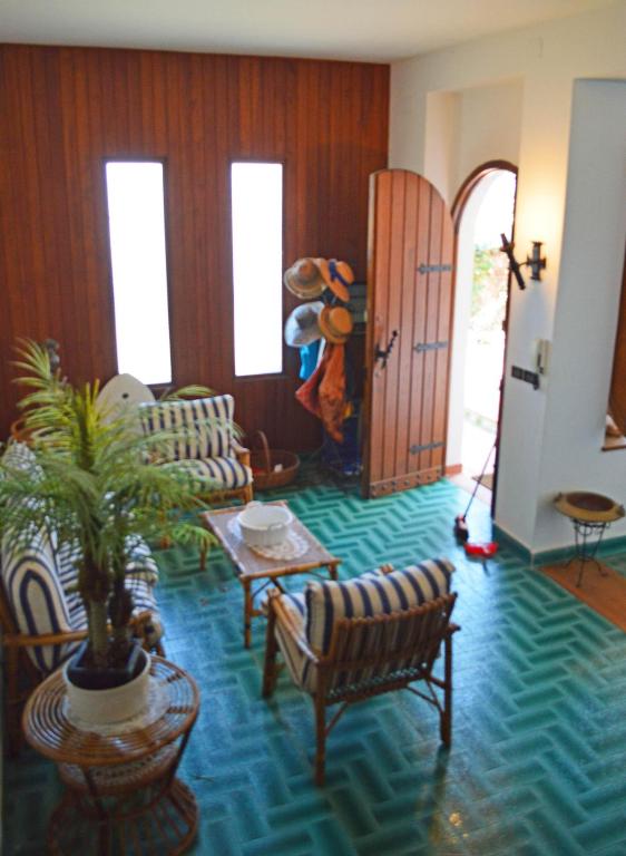 Część wypoczynkowa w obiekcie Villa Luigina - seafront villa in Capo d'Orlando