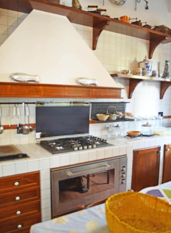 Kuchnia lub aneks kuchenny w obiekcie Villa Luigina - seafront villa in Capo d'Orlando