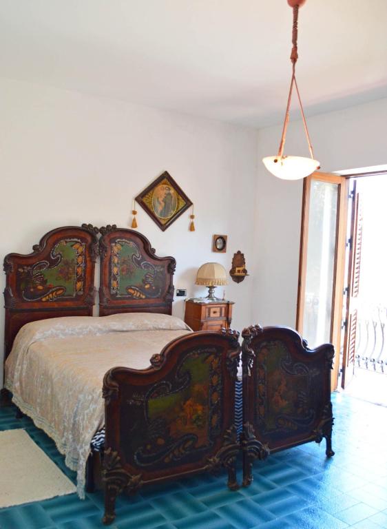 sypialnia z dużym łóżkiem w pokoju w obiekcie Villa Luigina - seafront villa in Capo d'Orlando w mieście Capo dʼOrlando
