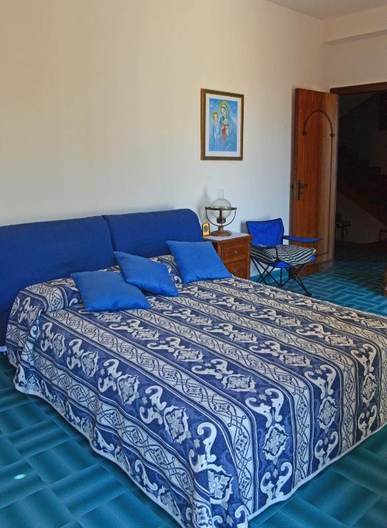 Łóżko lub łóżka w pokoju w obiekcie Villa Luigina - seafront villa in Capo d'Orlando