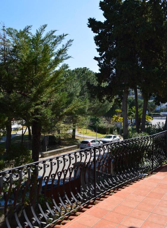 Ogród w obiekcie Villa Luigina - seafront villa in Capo d'Orlando