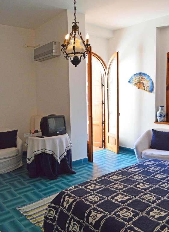 Łóżko lub łóżka w pokoju w obiekcie Villa Luigina - seafront villa in Capo d'Orlando