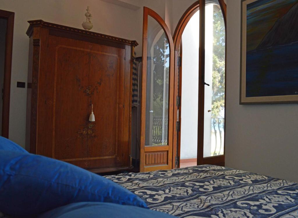 Łóżko lub łóżka w pokoju w obiekcie Villa Luigina - seafront villa in Capo d'Orlando