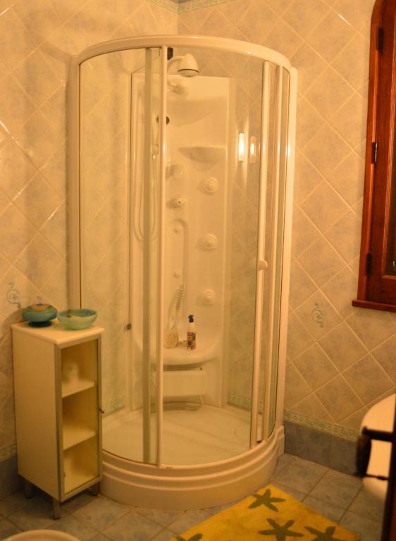 W łazience znajduje się prysznic ze szklanymi drzwiami. w obiekcie Villa Luigina - seafront villa in Capo d'Orlando w mieście Capo dʼOrlando