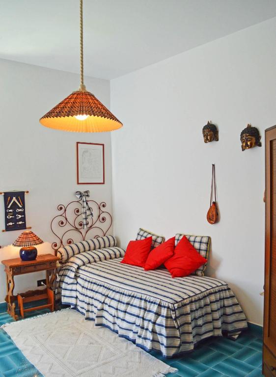 Łóżko lub łóżka w pokoju w obiekcie Villa Luigina - seafront villa in Capo d'Orlando