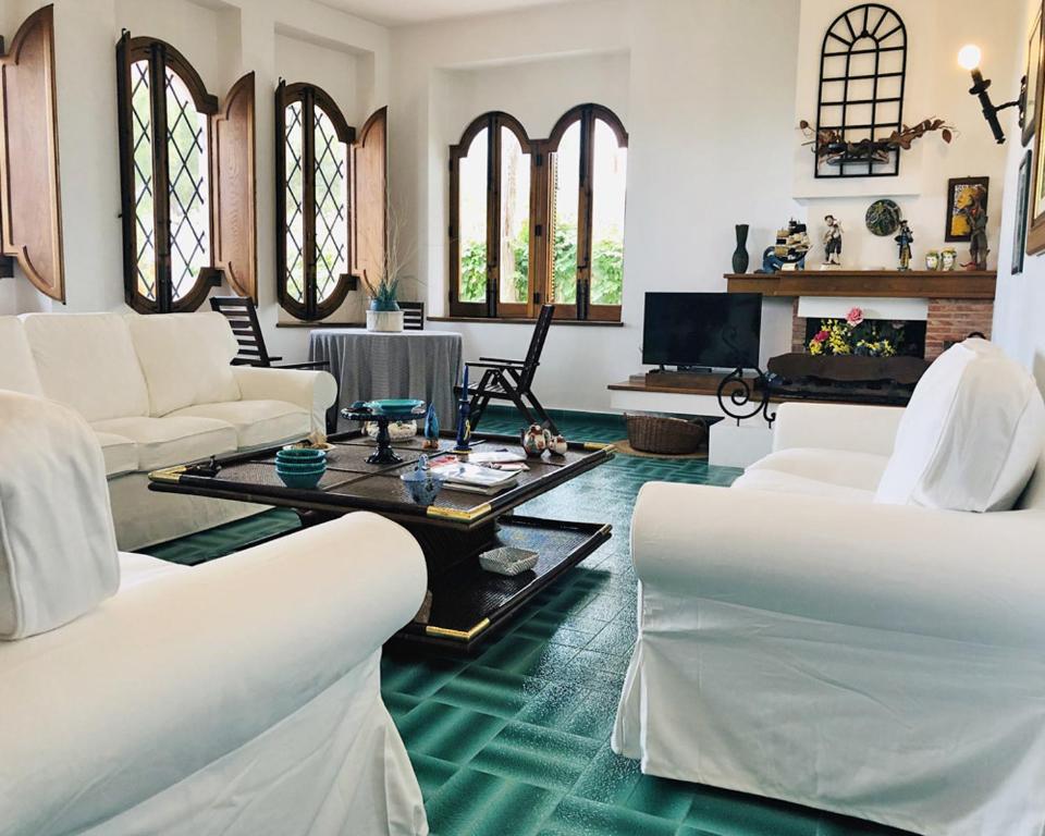 Istumisnurk majutusasutuses Villa Luigina - seafront villa in Capo d'Orlando