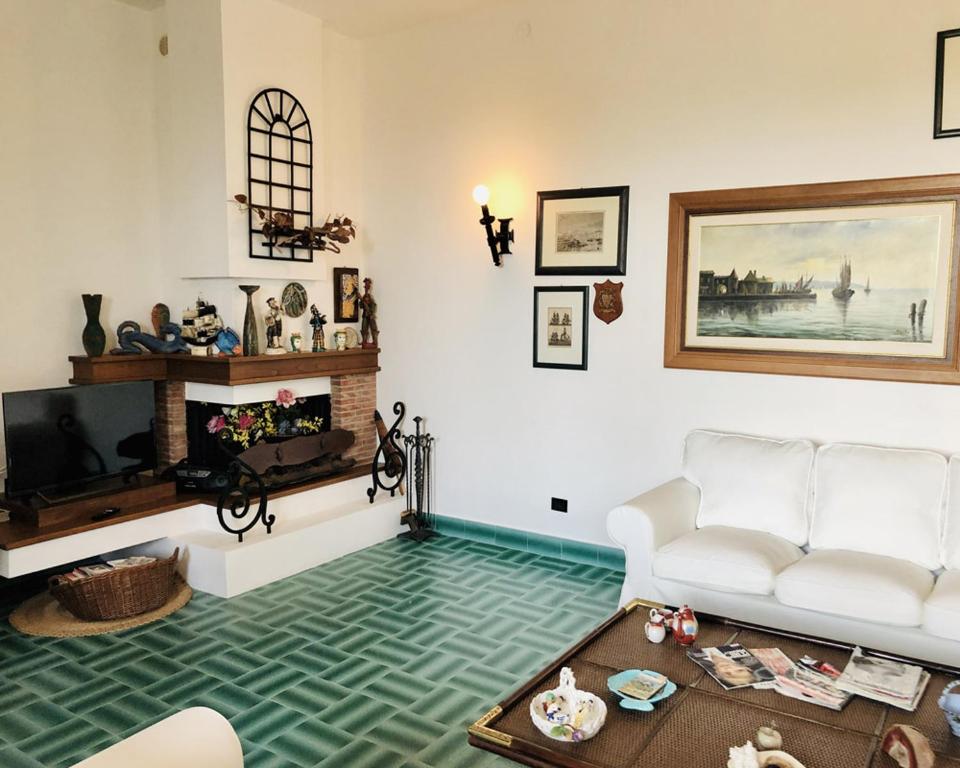 Część wypoczynkowa w obiekcie Villa Luigina - seafront villa in Capo d'Orlando