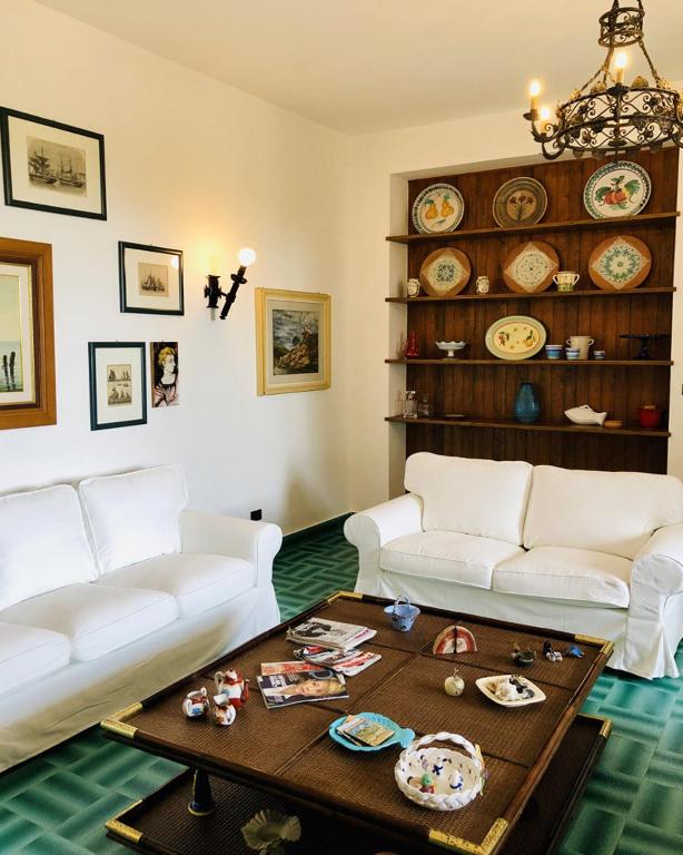 Część wypoczynkowa w obiekcie Villa Luigina - seafront villa in Capo d'Orlando