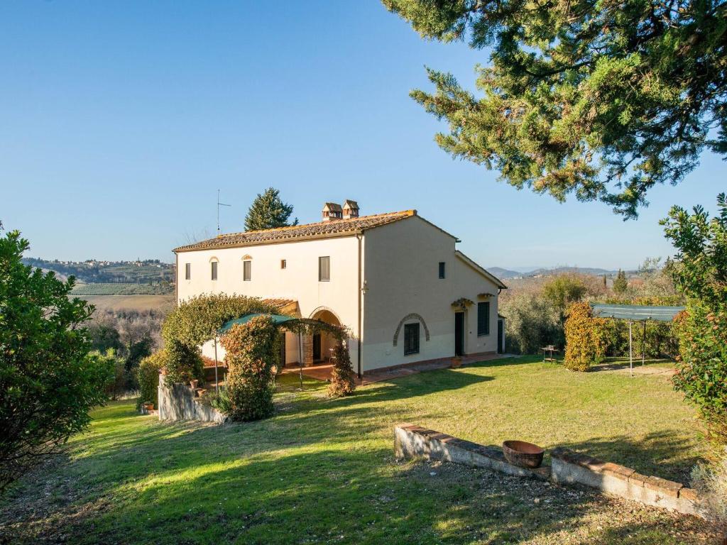 サン・カシャーノ・イン・ヴァル・ディ・ペーザにあるAlluring Villa in Tuscany Hills with Barbecueの庭付きの家の外観