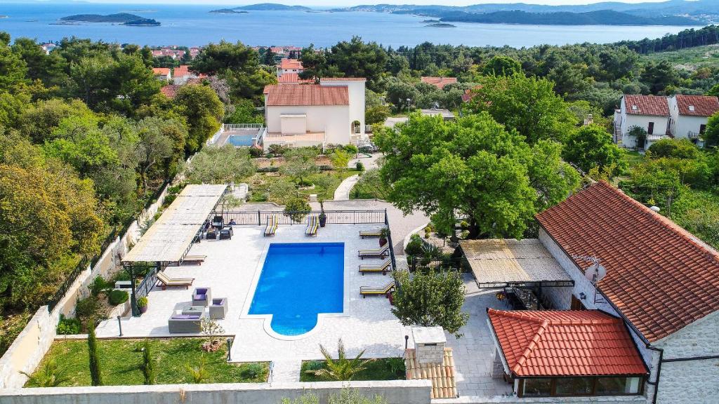 vista aerea di una casa con piscina di Holiday Villa Andro a Orebić (Sabbioncello)