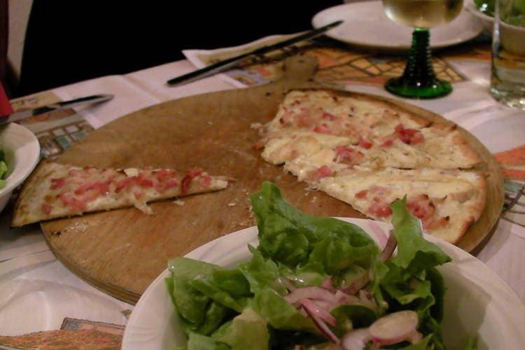 Twee pizza's en een salade op tafel. bij Holiday home in Saulxures sur Moselotte in Saulxures-sur-Moselotte