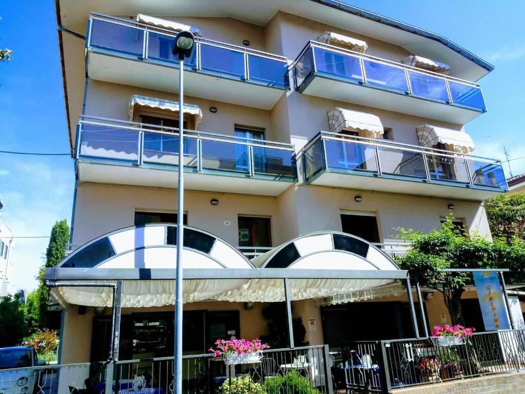 里米尼的住宿－Hotel Gialpina，建筑的侧面设有蓝色阳台