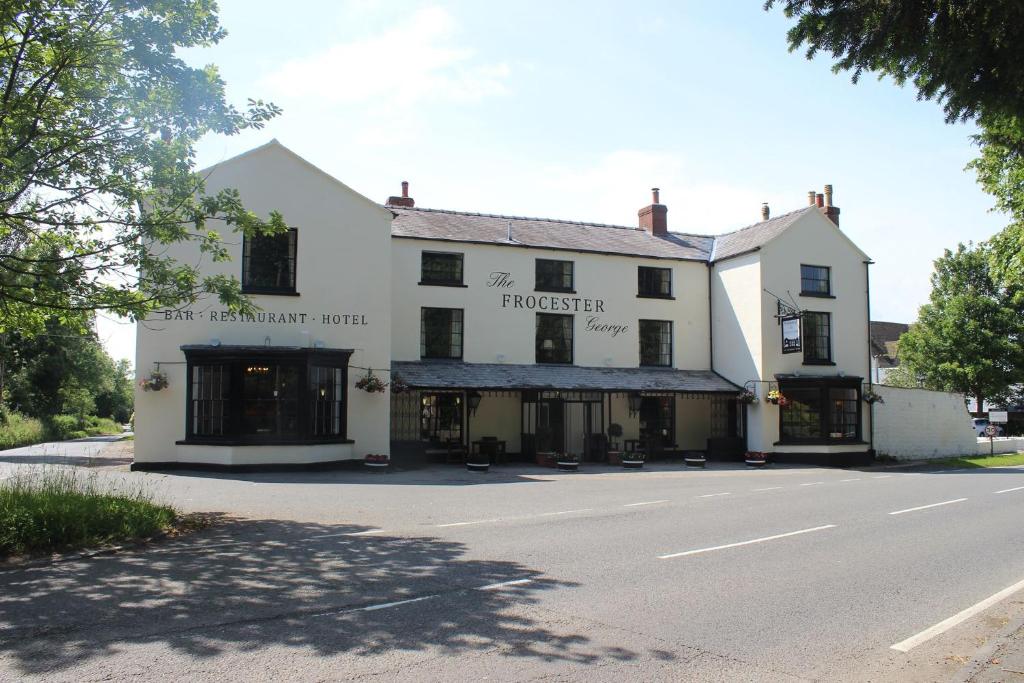 un edificio bianco sul lato di una strada di The Frocester a Stonehouse