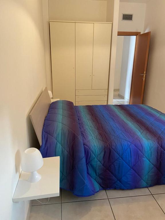 Łóżko lub łóżka w pokoju w obiekcie Appartamento Residence Baia Blu